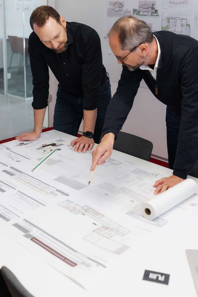 Zwei Planarium-Planer besprechen einen Plan