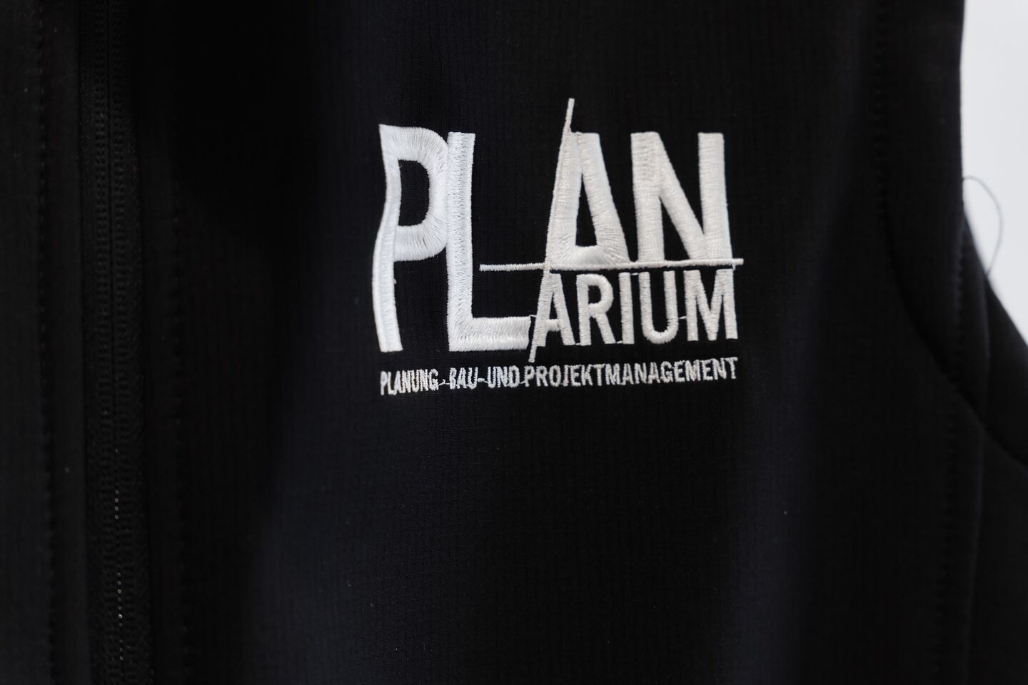 Planarium-Logo auf schwarzer Arbeitsjacke
