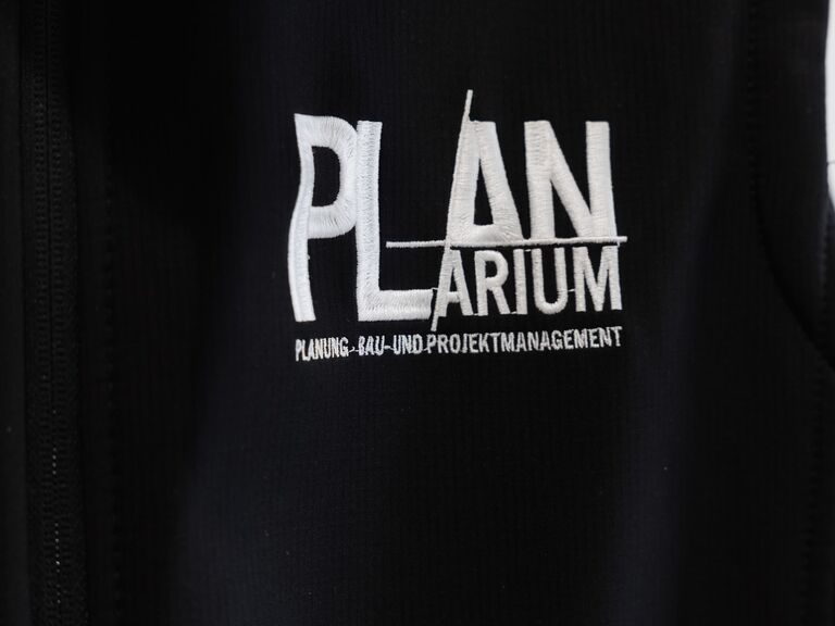 Planarium-Logo auf schwarzer Arbeitsjacke